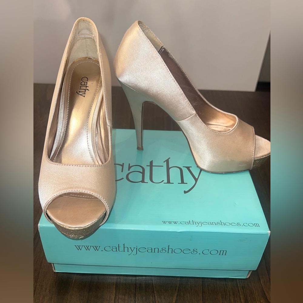 Cathy Heels/ Color Gold/ Size 8